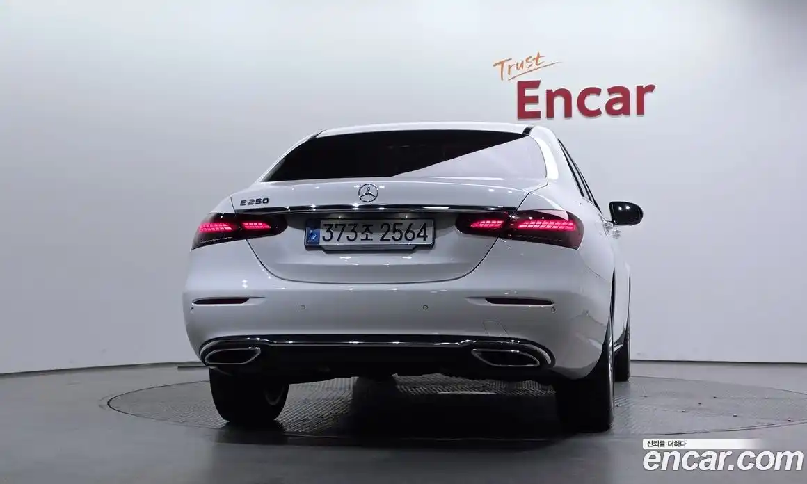Mercedes-Benz E-Class 2023 2.0 гидро в Москве, фото 4