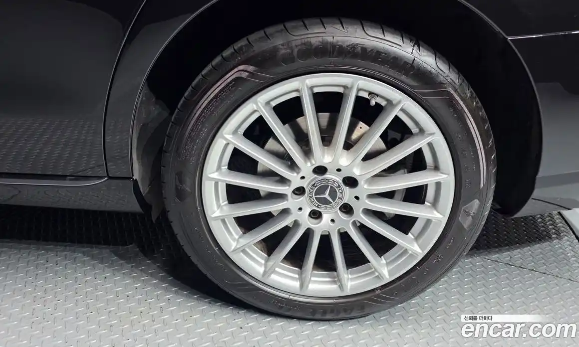 Mercedes-Benz E-Class 2023 2.0 гидро в Москве, фото 4