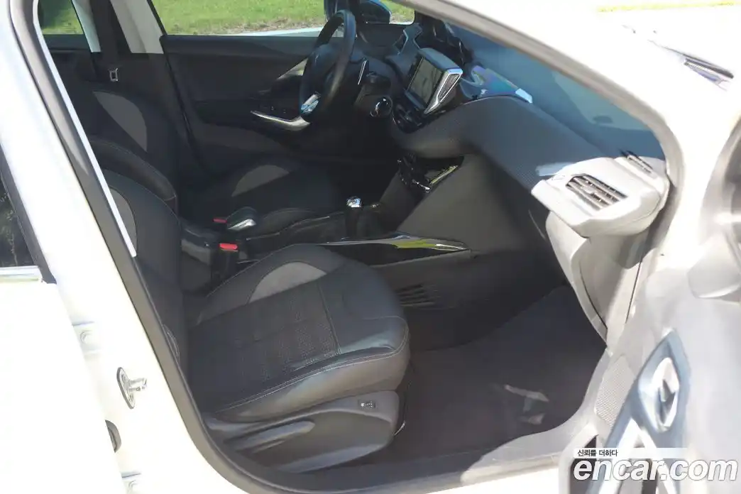 Peugeot 2008 2015 1.6 гидро в Москве № 236399, фото 13