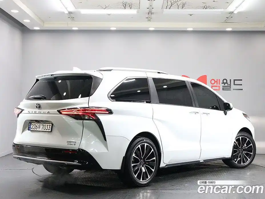 Toyota Sienna 2023 2.5 гидро в Москве № 1250209, фото 4