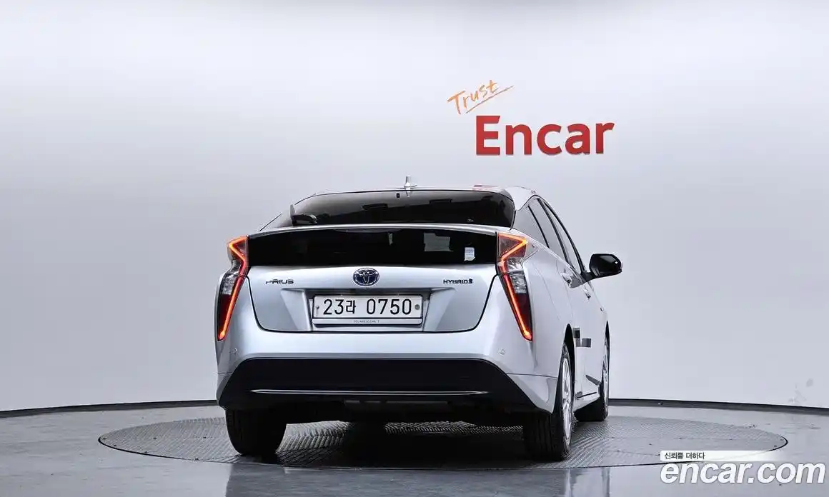 Toyota Prius 2016 1.8 гидро в Москве № 1293403, фото 4