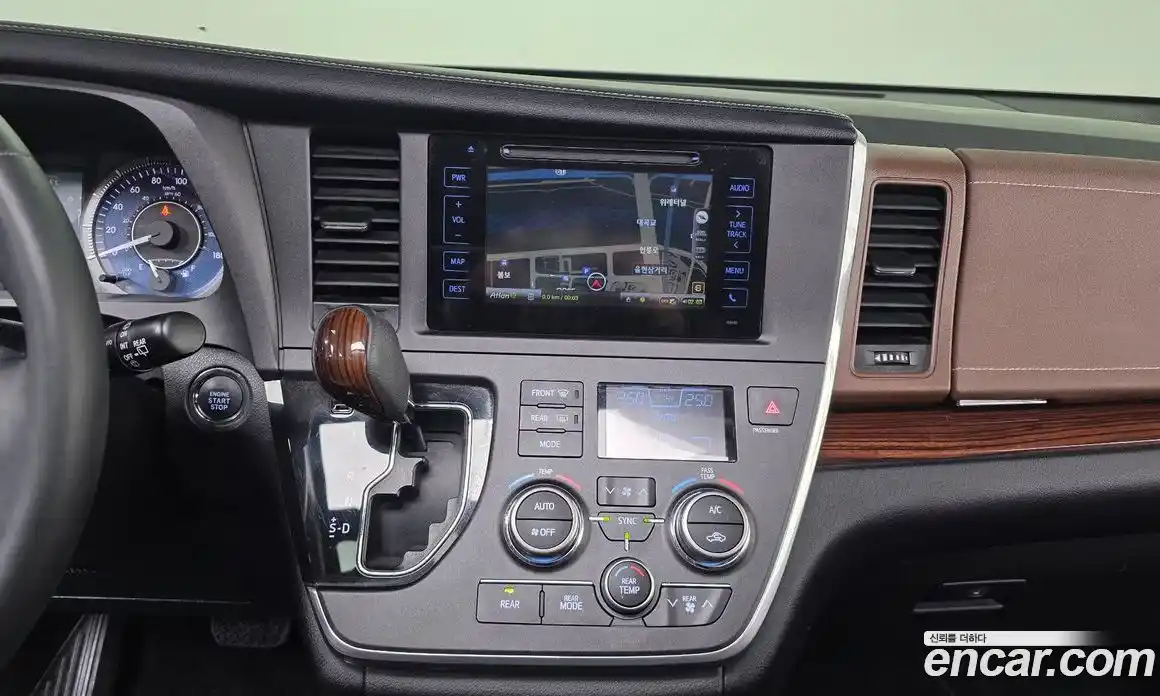 Toyota Sienna 2016 3.5 гидро в Москве № 1323798, фото 14