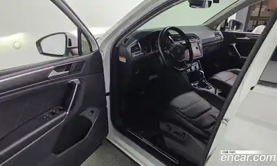 Volkswagen Tiguan 2018 2.0 гидро в Москве № 1350479, миниатюра 11