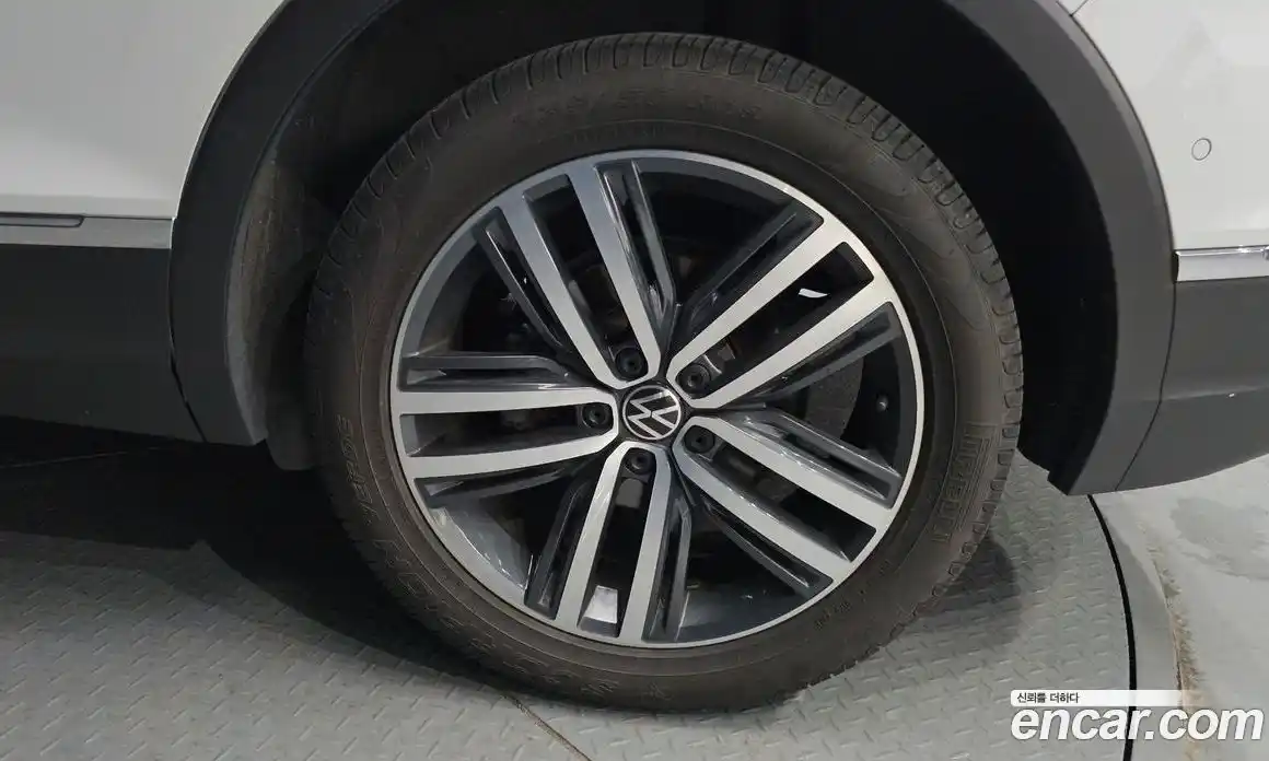 Volkswagen Tiguan 2021 2.0 гидро в Москве № 215102, фото 5
