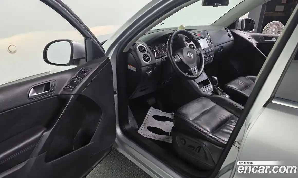 Volkswagen Tiguan 2010 2.0 гидро в Москве № 1405624, фото 11