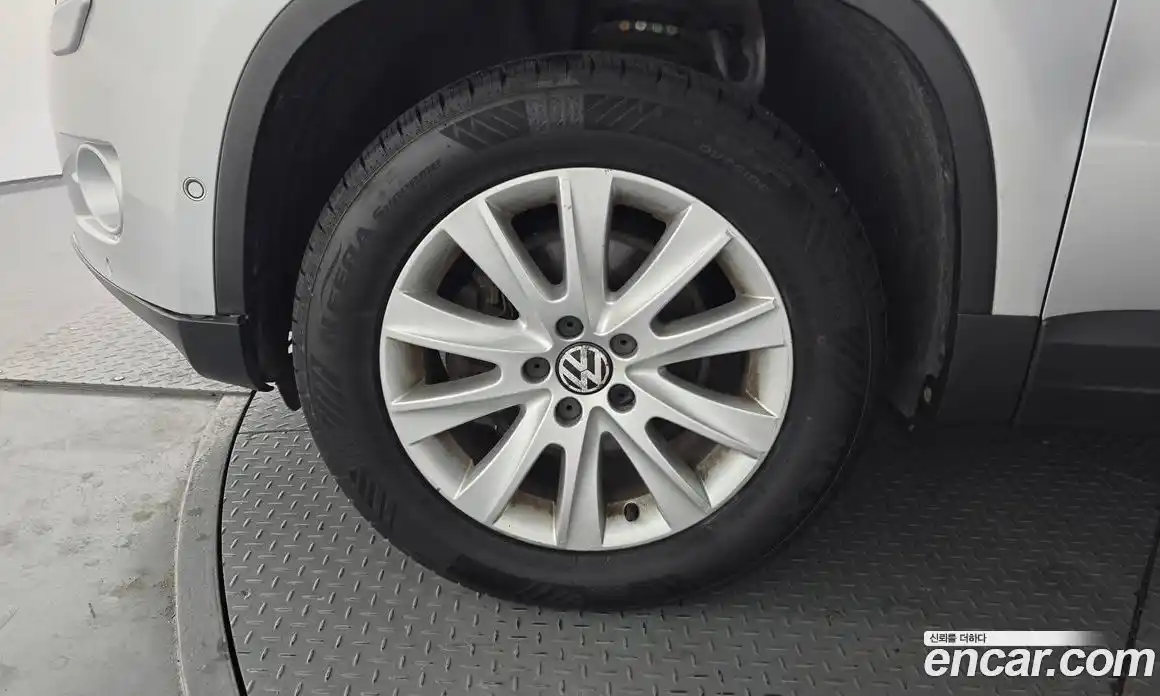 Volkswagen Tiguan 2010 2.0 гидро в Москве № 1405624, фото 5