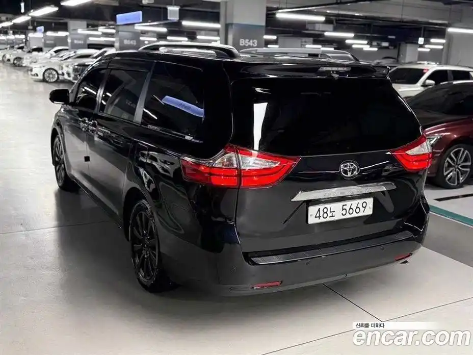 Toyota Sienna 2017 3.5 гидро в Москве № 170372, фото 4