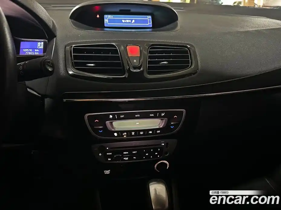 Renault SM3 2015 1.6 вариатор в Москве № 1421470, фото 17