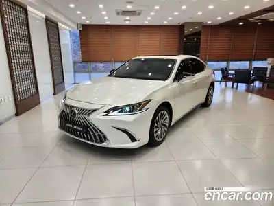 Lexus ES, 2025