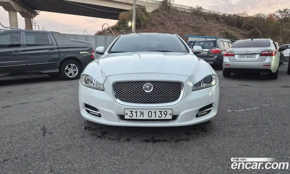 Jaguar XJ 2013 2.0 гидро в Москве № 1477822, фото 1