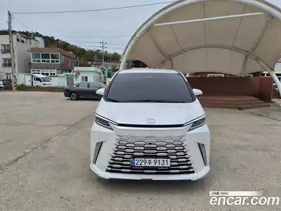 Lexus LM, 2025