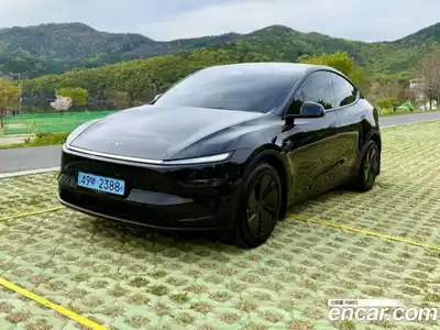 Tesla Model Y, 2025