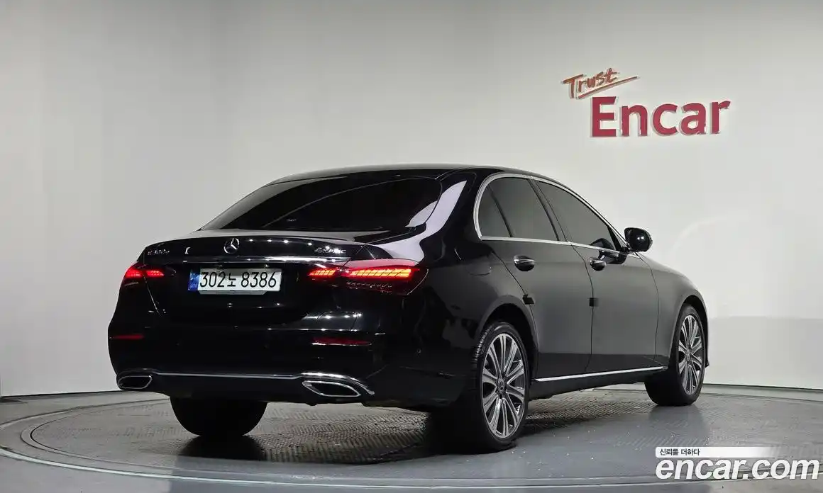 Mercedes-Benz E-Class 2023 2.0 гидро, фото 2