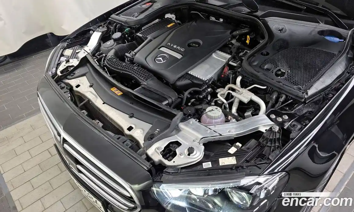 Mercedes-Benz E-Class 2023 2.0 гидро, фото 6
