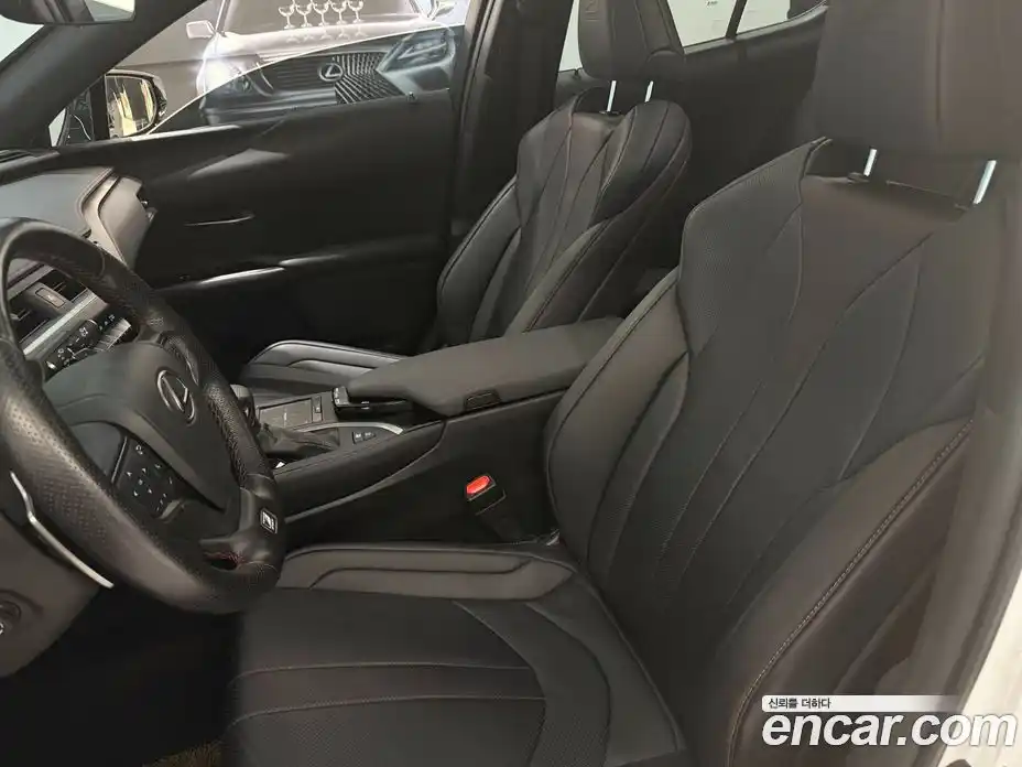 Lexus UX 2020 2.0 вариатор в Москве № 1548947, фото 12