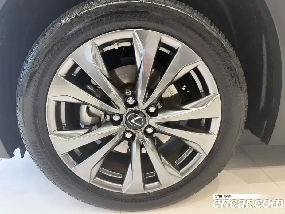 Lexus UX 2020 2.0 вариатор в Москве № 1548947, фото 5