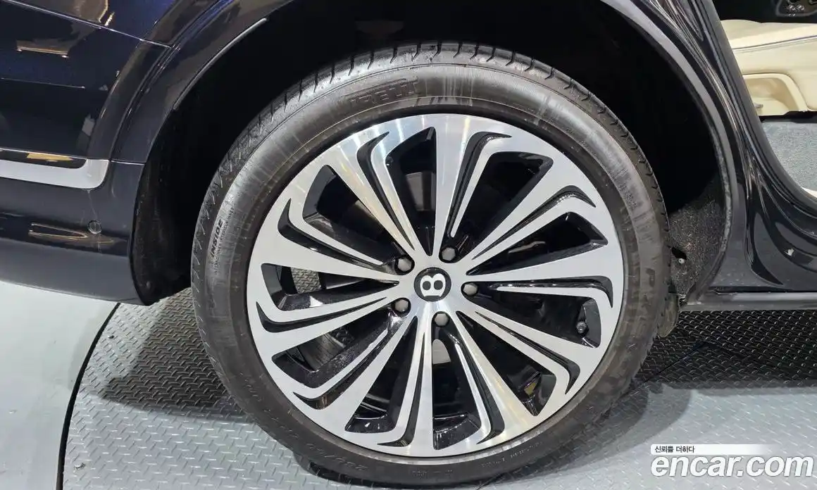 Bentley Bentayga 2023 4.0 гидро в Москве № 1551436, фото 5