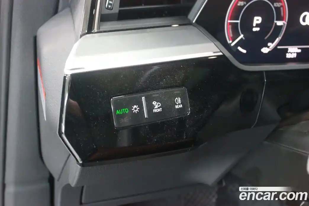 Audi Q8 e-tron 2024 гидро в Москве № 1618260, фото 13