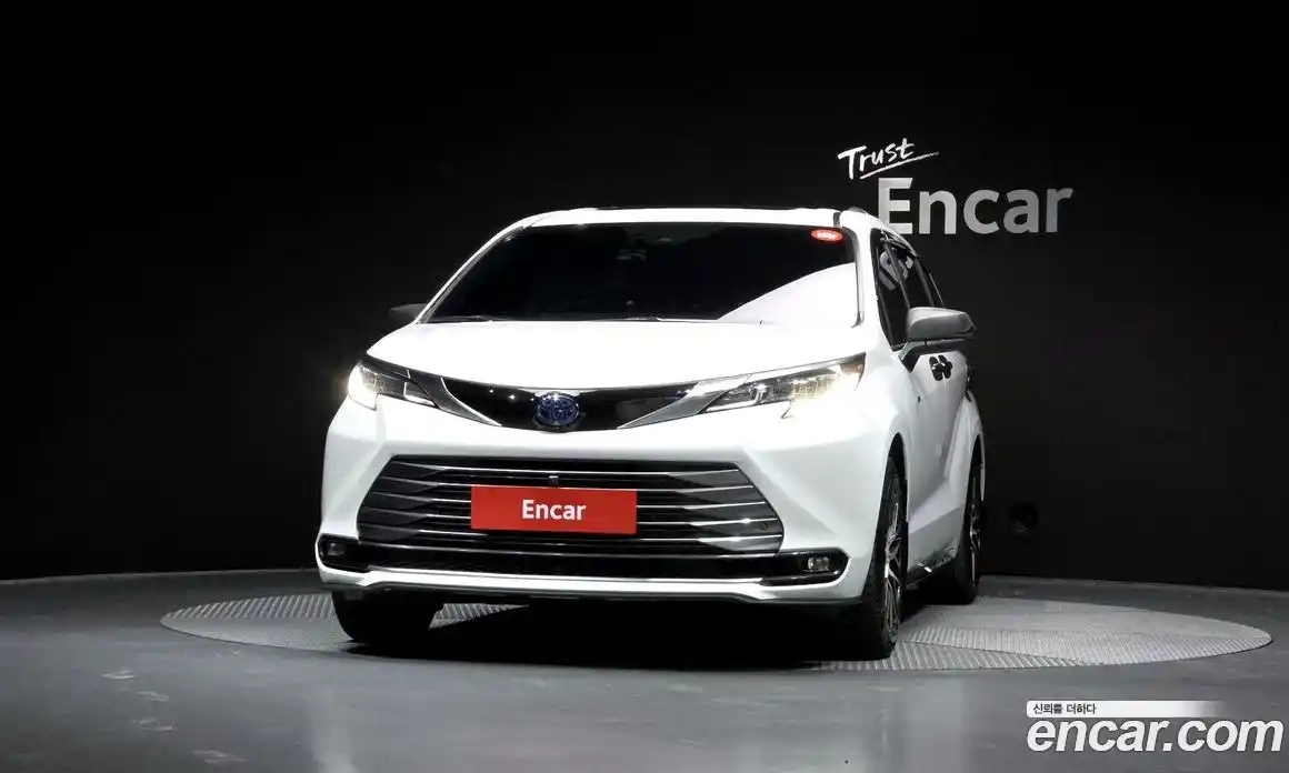 Toyota Sienna 2022 2.5 гидро в Москве № 1624401, фото 3