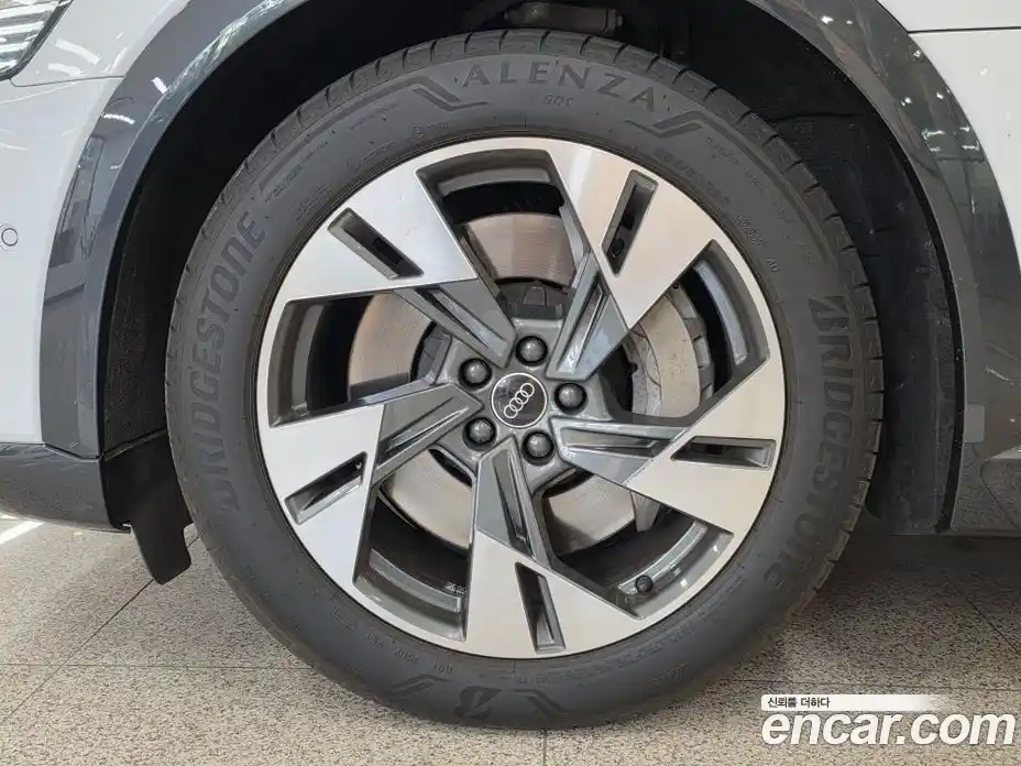 Audi Q8 e-tron 2024 0.3 гидро в Москве № 1618284, фото 5