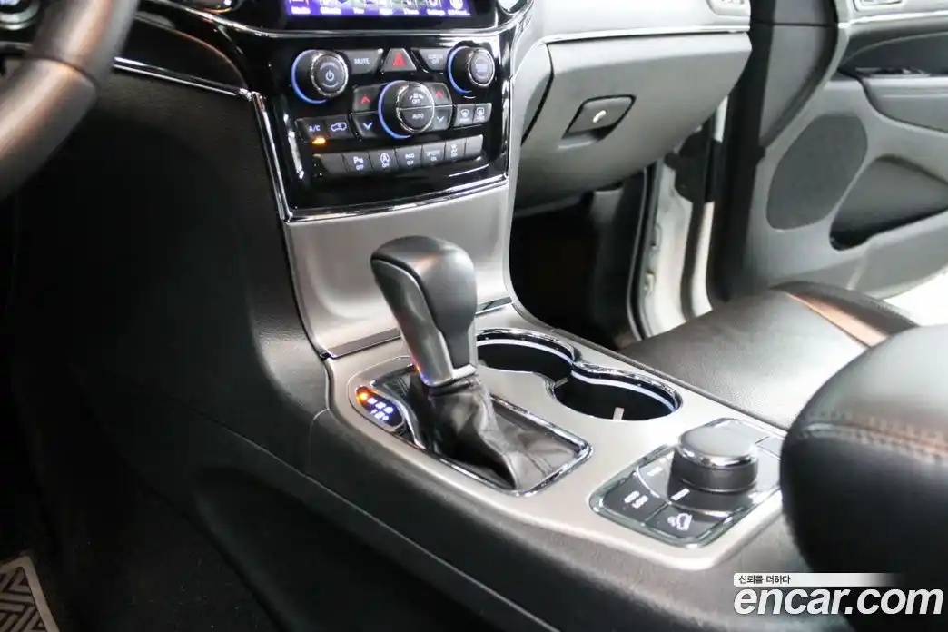Jeep Cherokee 2019 3.6 гидро в Москве № 1624255, фото 16