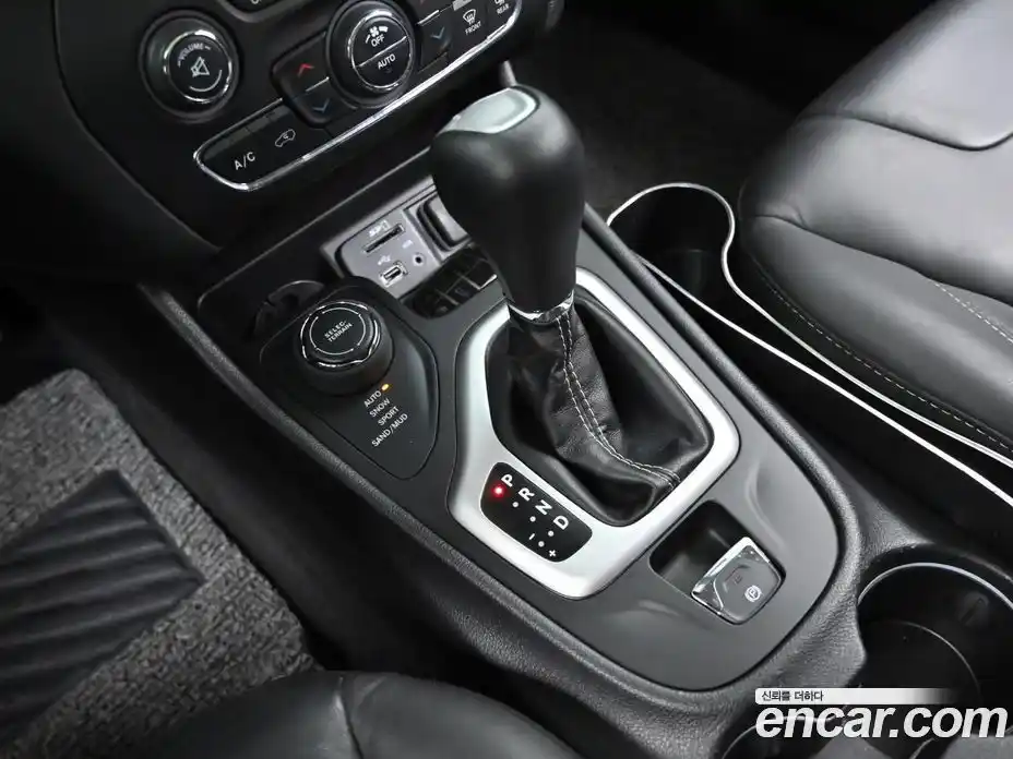 Jeep Cherokee 2018 2.4 гидро в Москве № 1624269, фото 9