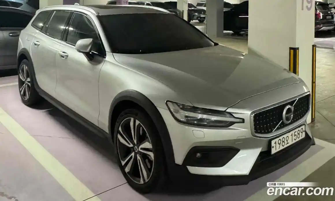 Volvo V60 2021 2.0 гидро в Москве № 1691478, фото 1