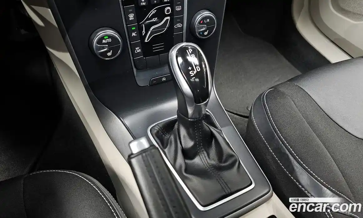 Volvo V40 2014 1.6 гидро в Москве № 197072, фото 9