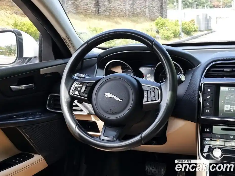 Jaguar XE 2015 2.0 гидро в Москве № 1698845, фото 11