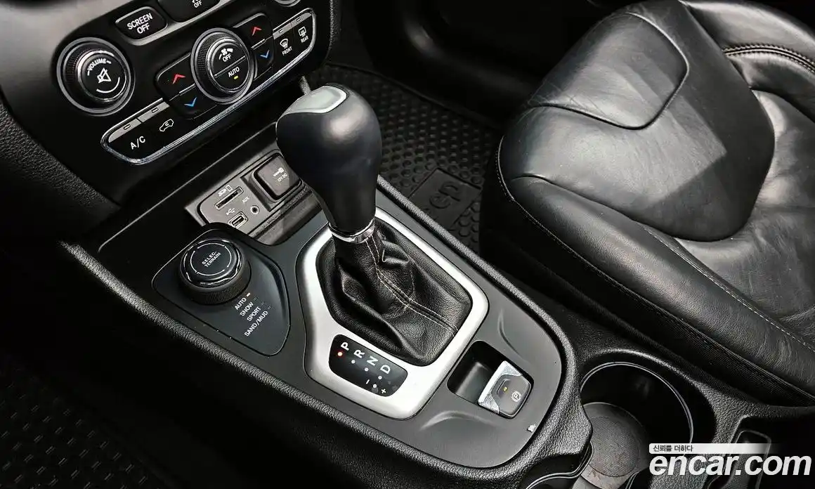Jeep Cherokee 2018 2.4 гидро в Москве № 1014912, фото 9