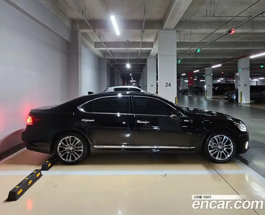 Lexus LS 2016 5.0 вариатор в Москве № 1765006, фото 6
