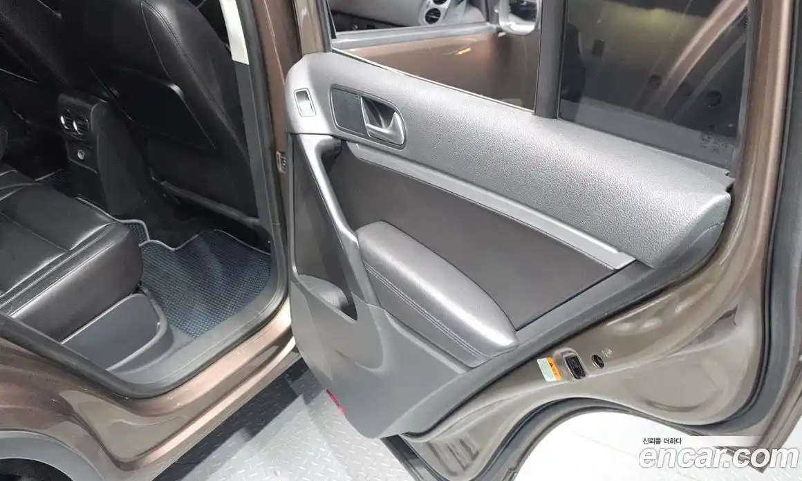 Volkswagen Tiguan 2014 2.0 гидро в Москве № 1765178, фото 16