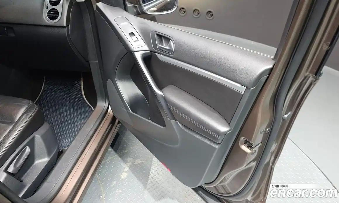Volkswagen Tiguan 2014 2.0 гидро в Москве № 1765178, фото 19
