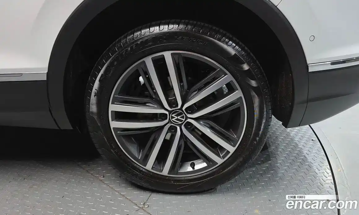 Volkswagen Tiguan 2022 2.0 гидро в Москве № 1693084, фото 7