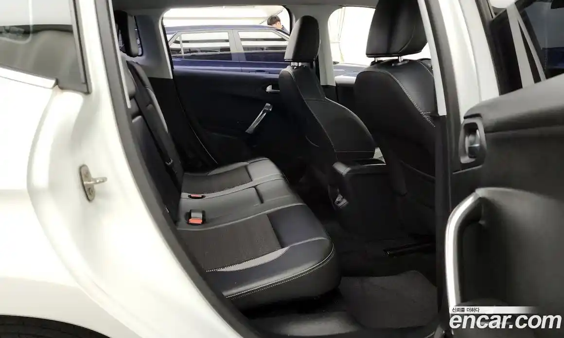 Peugeot 2008 2015 1.6 гидро в Москве, фото 12