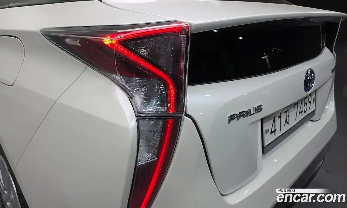 Toyota Prius 2017 1.8 гидро в Москве № 1838514, фото 9