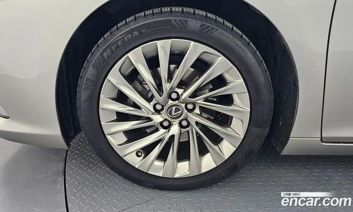 Lexus ES 2018 2.5 гидро в Москве № 1837946, фото 5