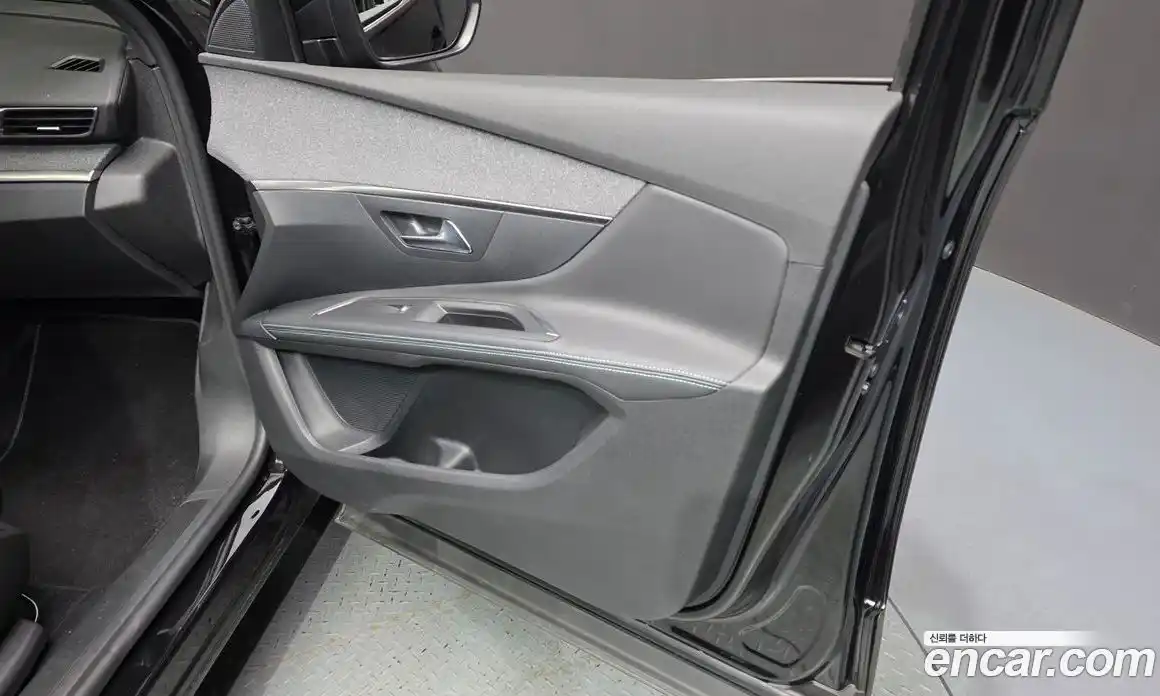 Peugeot 5008 2024 1.2 гидро в Москве, фото 14