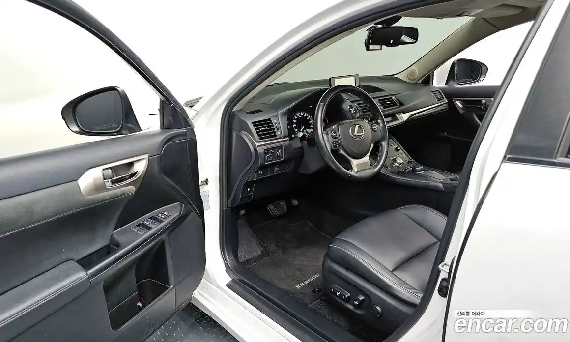 Lexus CT200h 2018 1.8 гидро в Москве № 1423986, фото 13