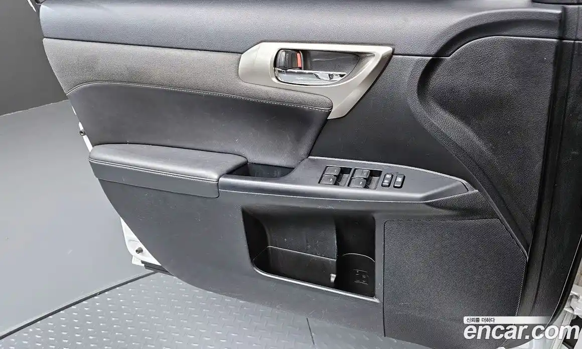 Lexus CT200h 2018 1.8 гидро в Москве № 1423986, фото 14