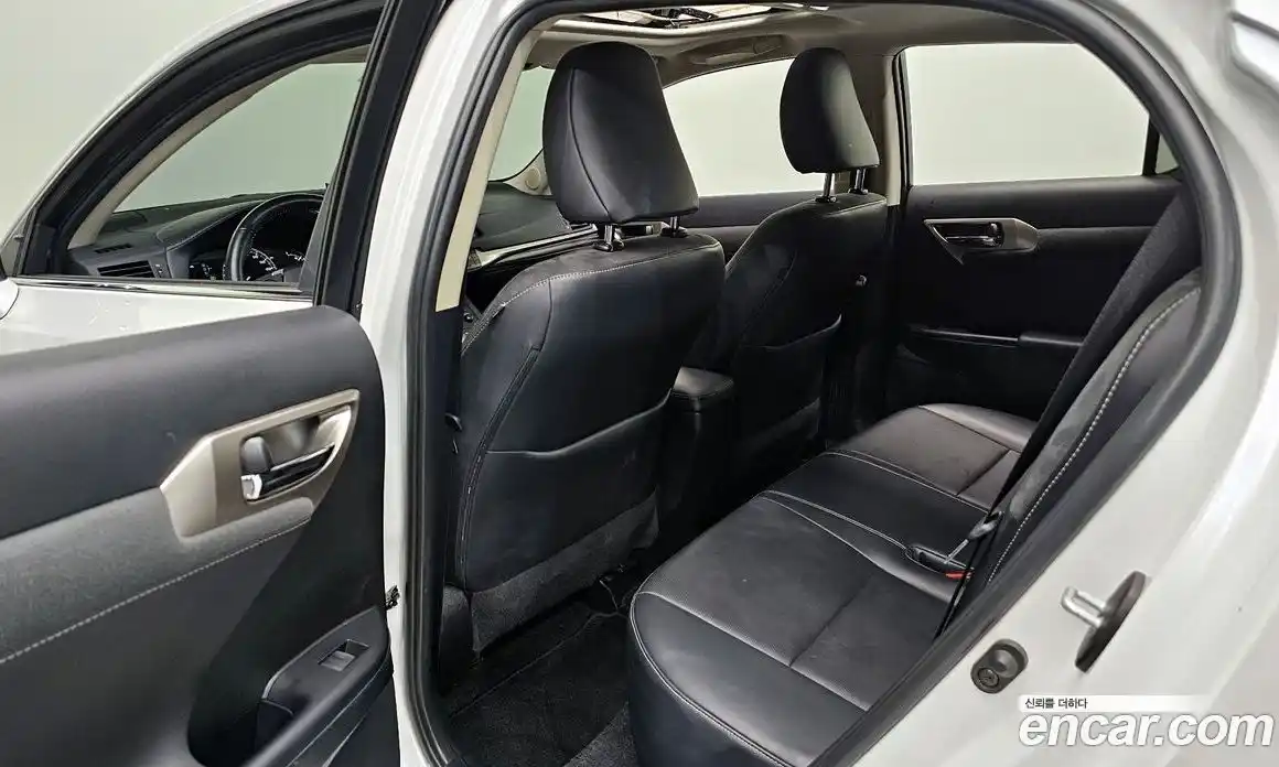 Lexus CT200h 2018 1.8 гидро в Москве № 1423986, фото 16
