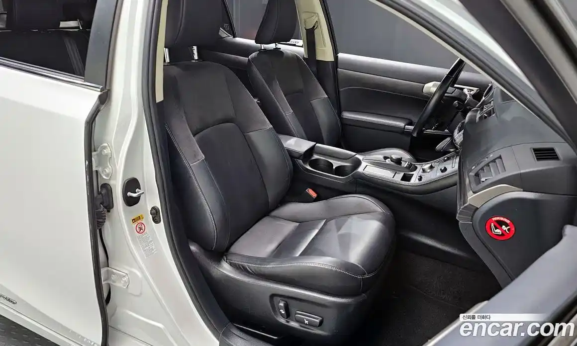 Lexus CT200h 2018 1.8 гидро в Москве № 1423986, фото 17