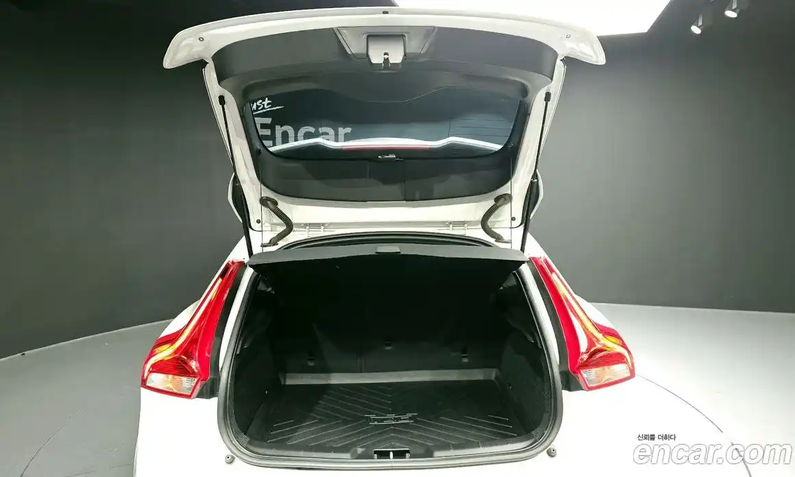 Volvo V40 2018 2.0 гидро в Москве № 1348831, фото 30