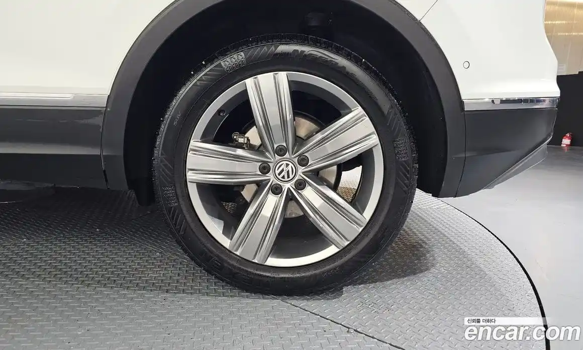 Volkswagen Tiguan 2018 2.0 гидро в Москве № 1765271, фото 7