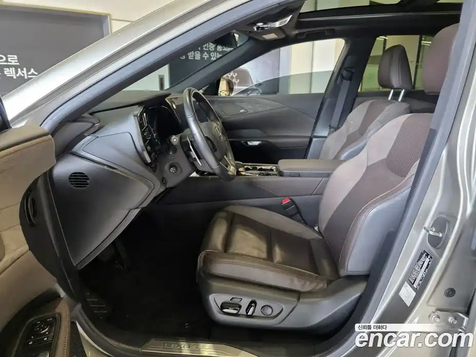 Lexus RX 2023 2.5 вариатор в Москве № 1837996, фото 10