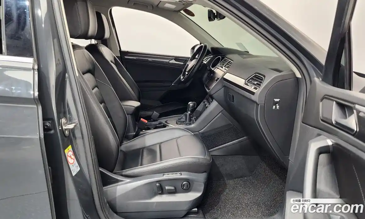 Volkswagen Tiguan 2018 2.0 гидро в Москве № 1281596, фото 17