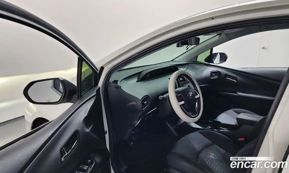 Toyota Prius 2017 1.8 гидро в Москве № 1838513, фото 13