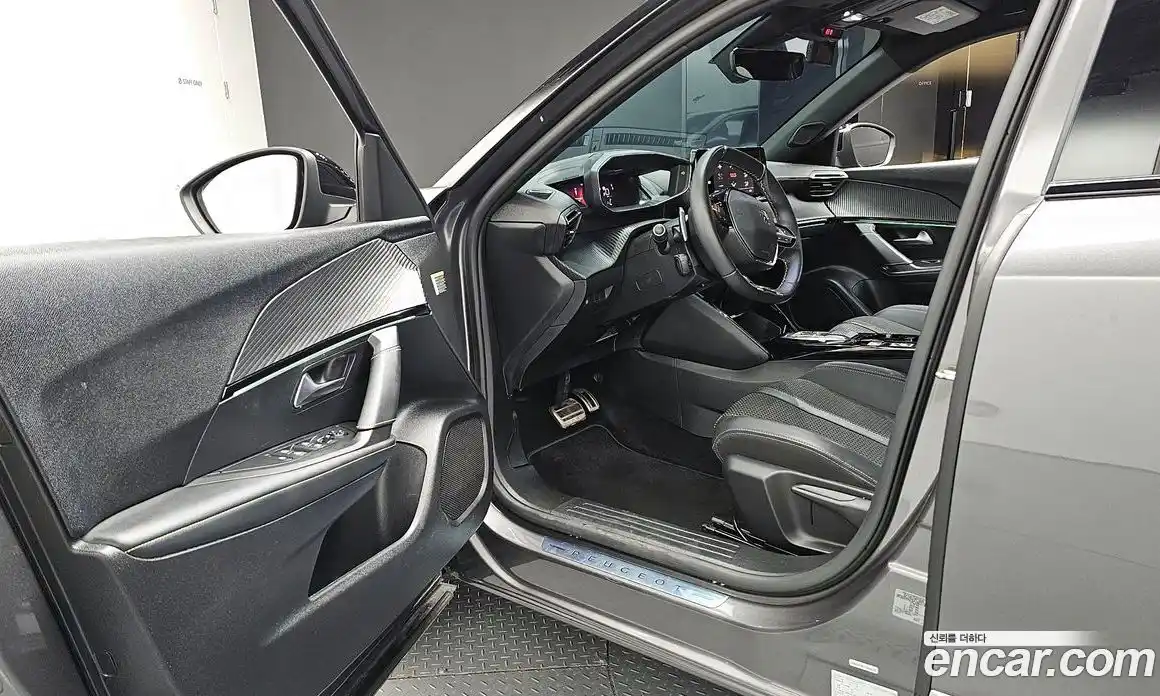 Peugeot 2008 2023 1.5 гидро в Москве, фото 13