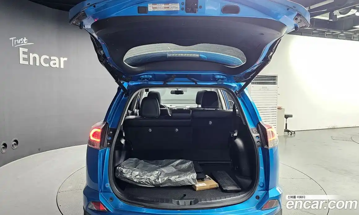 Toyota RAV4 2016 2.5 гидро в Москве № 1838536, фото 20