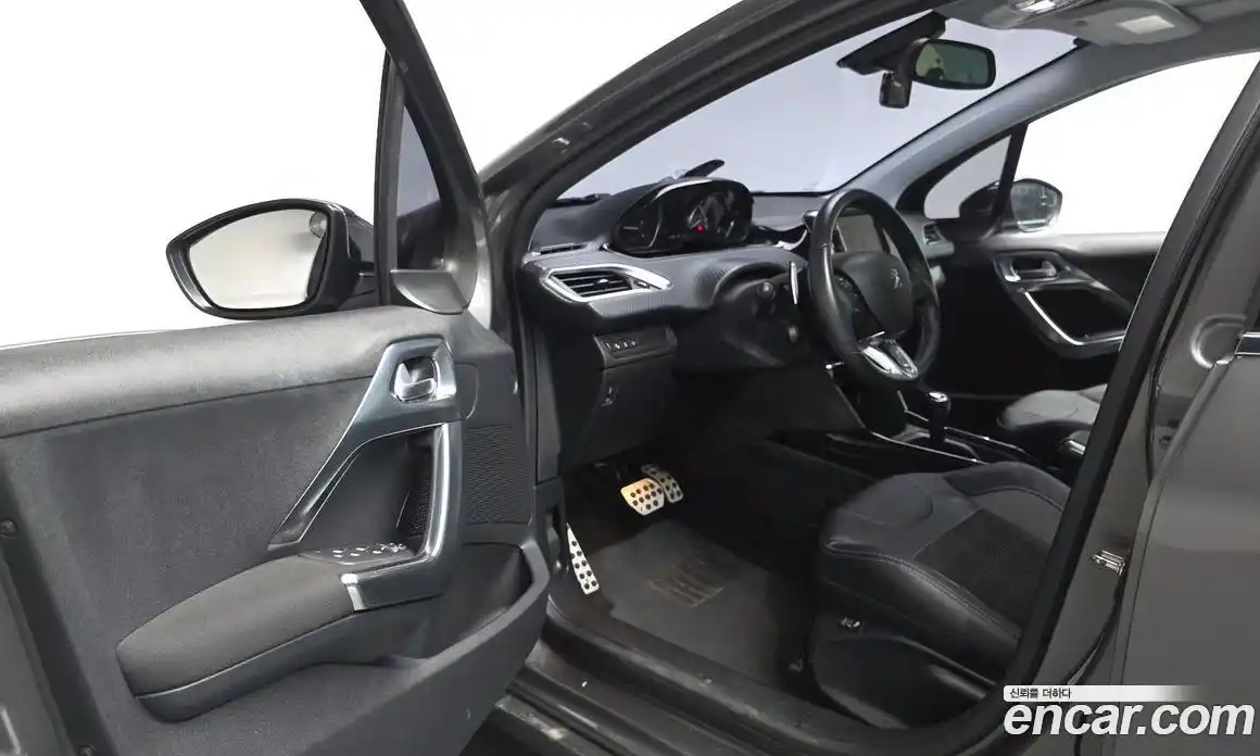 Peugeot 2008 2017 1.6 робот в Москве, фото 12